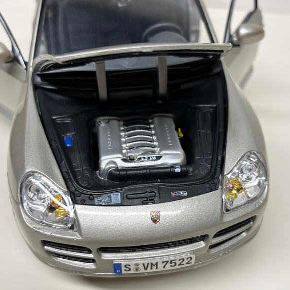 Maisto Porsche Cayenne 1/18 Scale Diecast Model in Silver - Picture 6 of 9